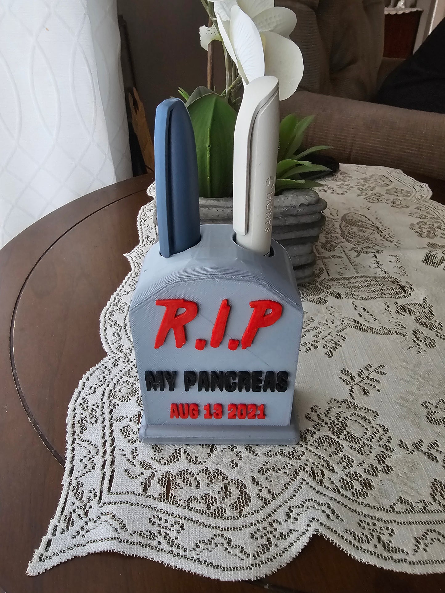 Tombstone insulin pen holder